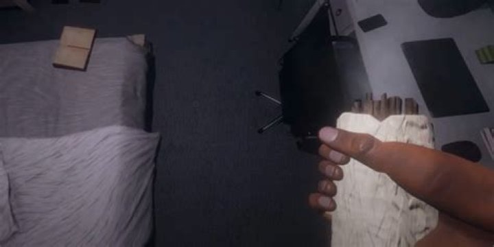 How to Use Smudge Sticks in Phasmophobia